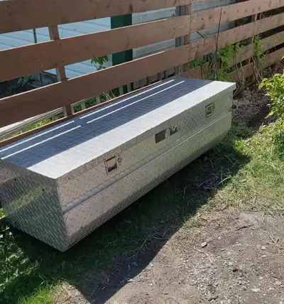 5 ft aluminum box. Asking $175. Call or text 705-262-0140 in timmins