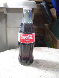plusieurs bouteille vintage coke pour collectionneur a différent