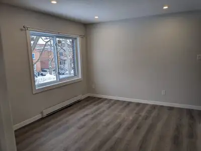 Appartement 4 ½ - Haut de duplex rénové à louer proche du métro Côte-Vertu (ville Saint-Laurent) Dis...