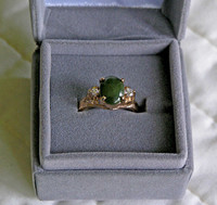 Faceted Green Emerald Glass and Rhinestone Ladies Ring (Size 7)