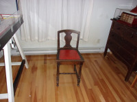 Chaise antique de maquilleuse (bureaux) à dossier bas.