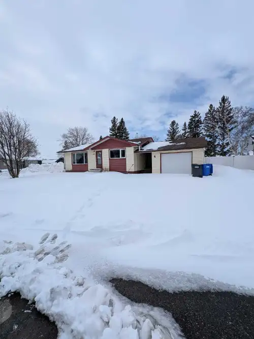 Beautiful 2 bedroom 1 bathroom home located in Langenburg, Saskatchewan! This cozy 888 sq ft house i...