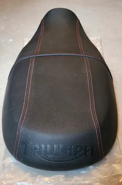 This seat is in very good conditions. Original seat for my Triumph Bonneville T100 (2013). If this i...