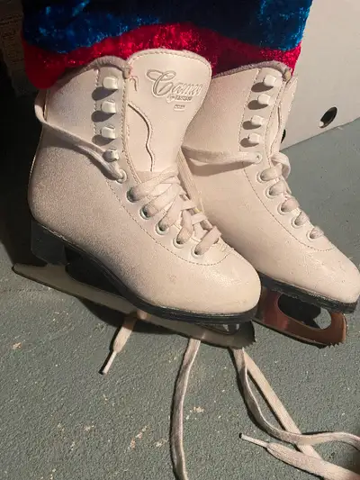 Skates / patins, View more