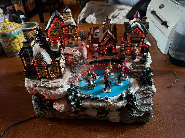 Christmas Scene Village Houses Town With Arena Winter Wonderland dans Jouets et jeux  à Longueuil/Rive Sud - Image 4
