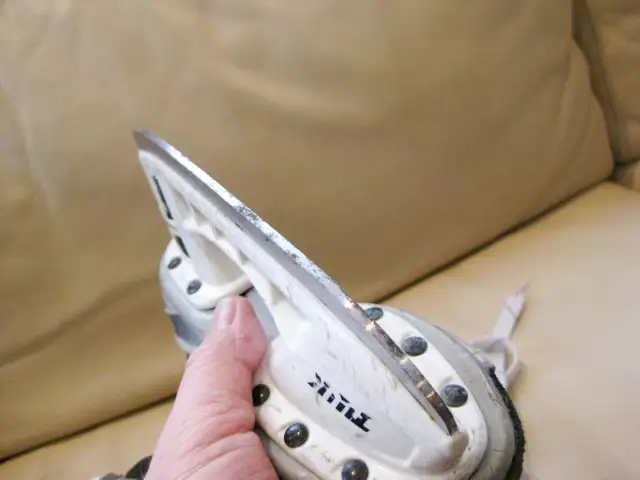 Pair Of Youth Bauer Vapor Size Y13 Kids Hockey Skates -No Laces in Hockey in Kitchener / Waterloo - Image 4