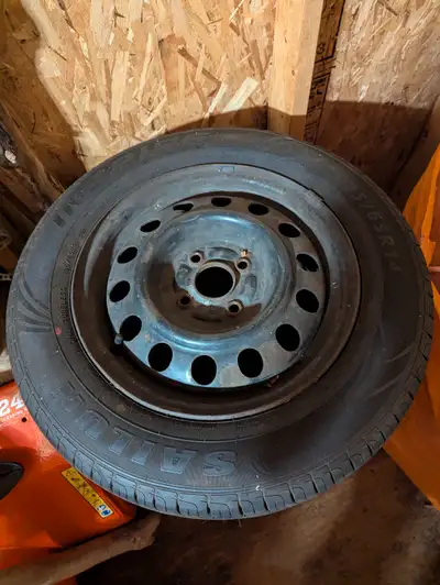 Pneus d'étés sur gentes d'aciers 185/65R14. Il reste entre 10 et 9/32 de pouces de gommes. Un pneu n...
