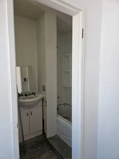 ENQUÊTE DE CRÉDIT OBLIGATOIRE AUCUN ANIMAUX 4 et demi 800$ Libre 1er décembre balcon 725 pc 717 rue...