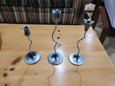Trio de chandeliers pour chandelles étroites Prix: $30 (pour les 3)