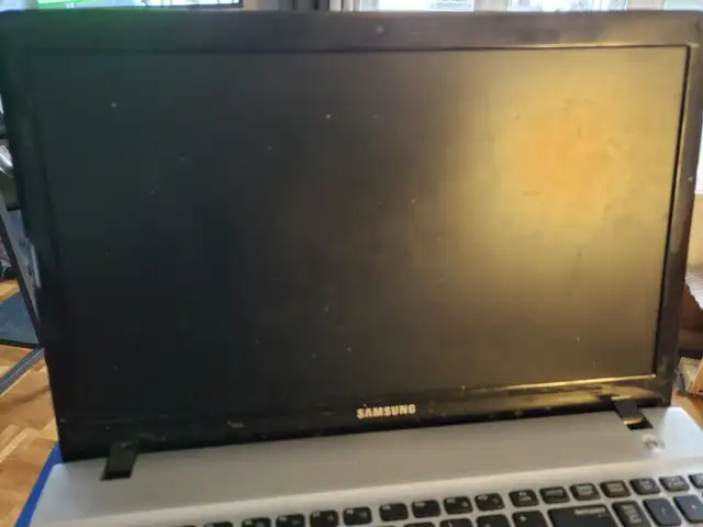 Samsung laptop battery parts screen NP300e5e NP550p5c key keys in Laptop Accessories in Ottawa - Image 7
