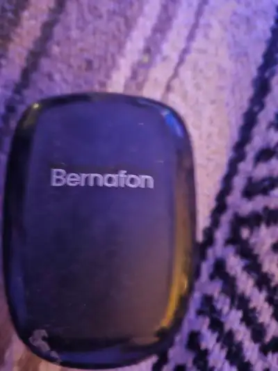 Brand new comes with a charger Had for 6 months ENCANTRA MINI RIGHT BERNAFON