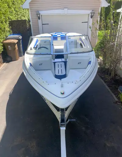 Modèle : Starcraft GT 2000 Longueur : 18 pieds Moteur : MerCruiser 4.3L V6 Pied de moteur : Alpha On...