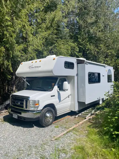27 foot Class C, Coachmen Freelander 2700RS-F, Model 720 Great running RV - zero issues. $33,000 or...
