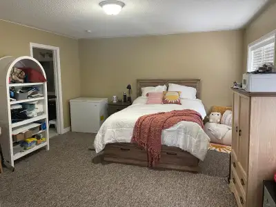 2 great rooms available in all-female house geared to Trent University Students. Modern home with al...