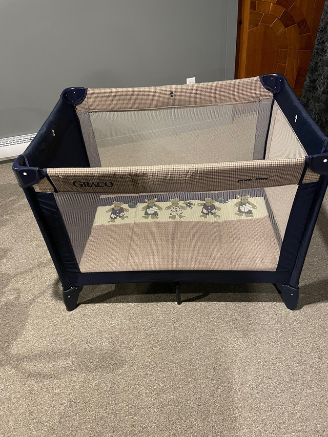 Graco portable crib in Cribs in Winnipeg