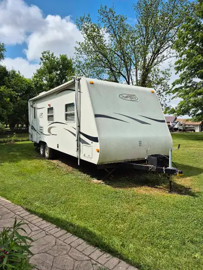Handyman special Needs work, fridge stove, A/C, heat work and slide all work **Missing the interior...
