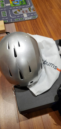 Lucky Bums women's ski helmet M, Bolle goggles and Head gloves