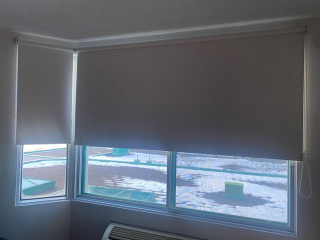 2 toiles opaques blanche sur rouleaux/chainettes dans Habillage de fenêtres  à Laval/Rive Nord