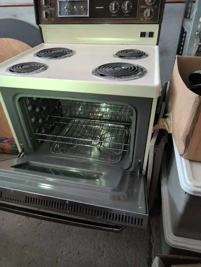 stove oven  in Stoves, Ovens & Ranges in Longueuil / South Shore - Image 2