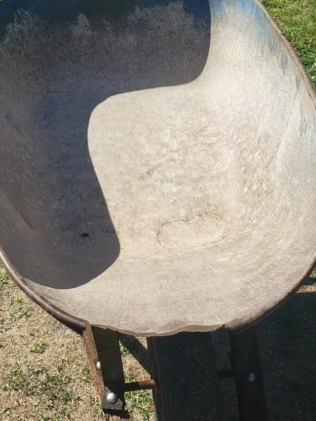 Wheel barrel in Hand Tools in Kawartha Lakes - Image 4
