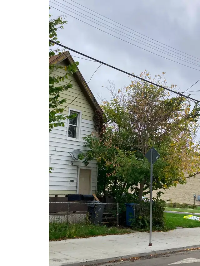 4-BED/1.5-BATH  ONE &3/4 HOUSE NEAR DUFFERIN SCHOOL