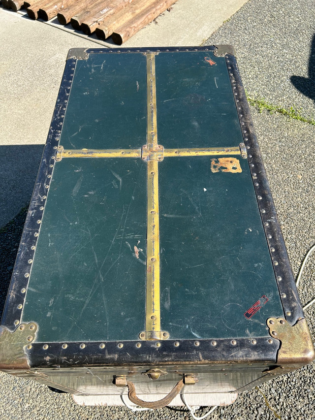 Large Vintage Trunk in Dressers & Wardrobes in Comox / Courtenay / Cumberland - Image 2