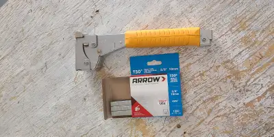 Hammer staple gun with staples , View more