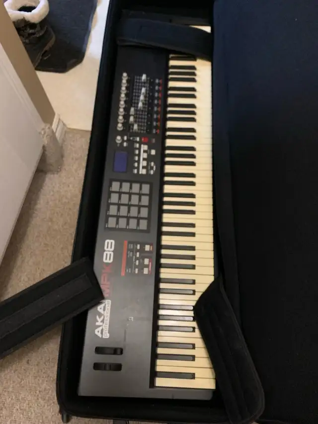 Akai MPK 88 keyboard and gator case in Pianos & Keyboards in City of Toronto - Image 2
