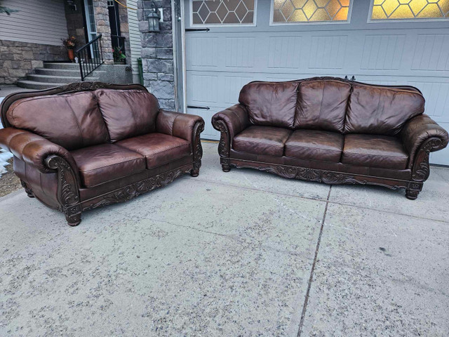 Beautiful Ashley Furniture Leather Set—Delivery included in Couches & Futons in Calgary - Image 4