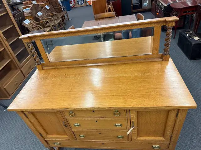 Nice solid oak sideboard in Hutches & Display Cabinets in Edmonton - Image 5