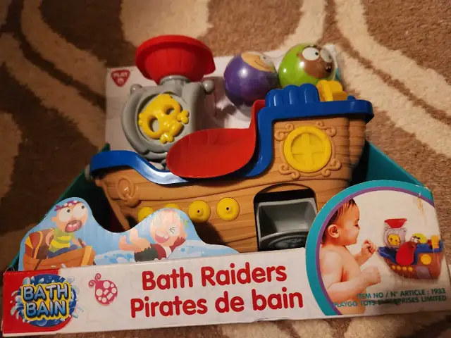 Bath Raiders baby bath toy, NEW