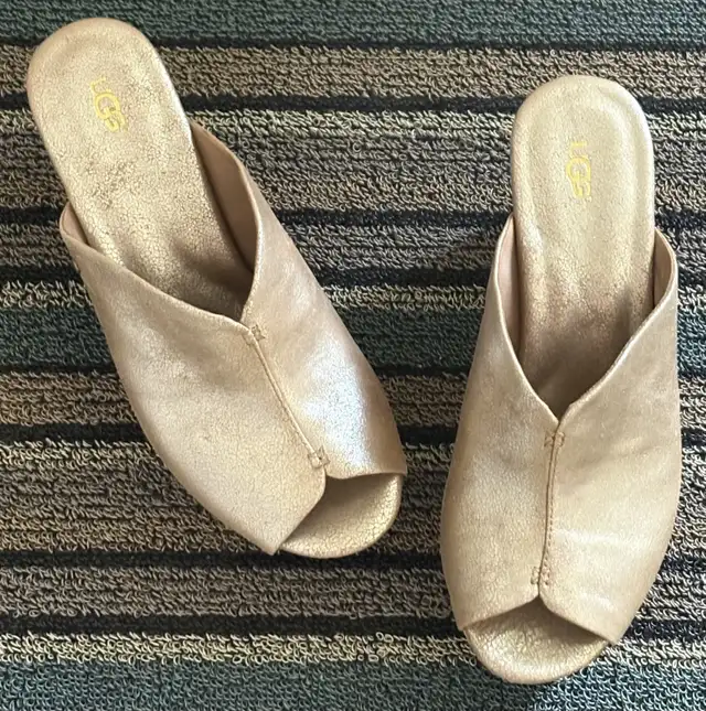 UGG SHOES in Women's - Shoes in Calgary - Image 2