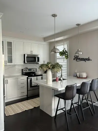 Spacious and well-maintained upper-level unit available for rent. Features: - 3 Bedrooms - 2.5 Bathr...