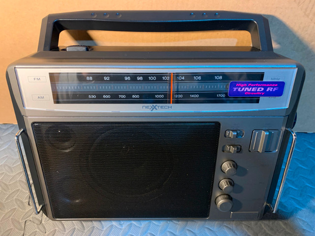 2005 Vintage Nexxtech Radio Shack Tuned RF AM /FM Portable Radio in Other in Mississauga / Peel Region - Image 2