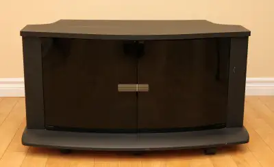 Meuble TV de couleur noir monté sur roulettes Largeur : 36,5 pouces (±927 mm) Hauteur : 19,0 pouces...