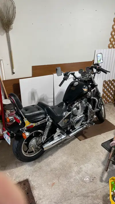 Je vends ma moto Honda Shadow de 1986, une machine classique qui a du vécu. Elle est en bon état, co...