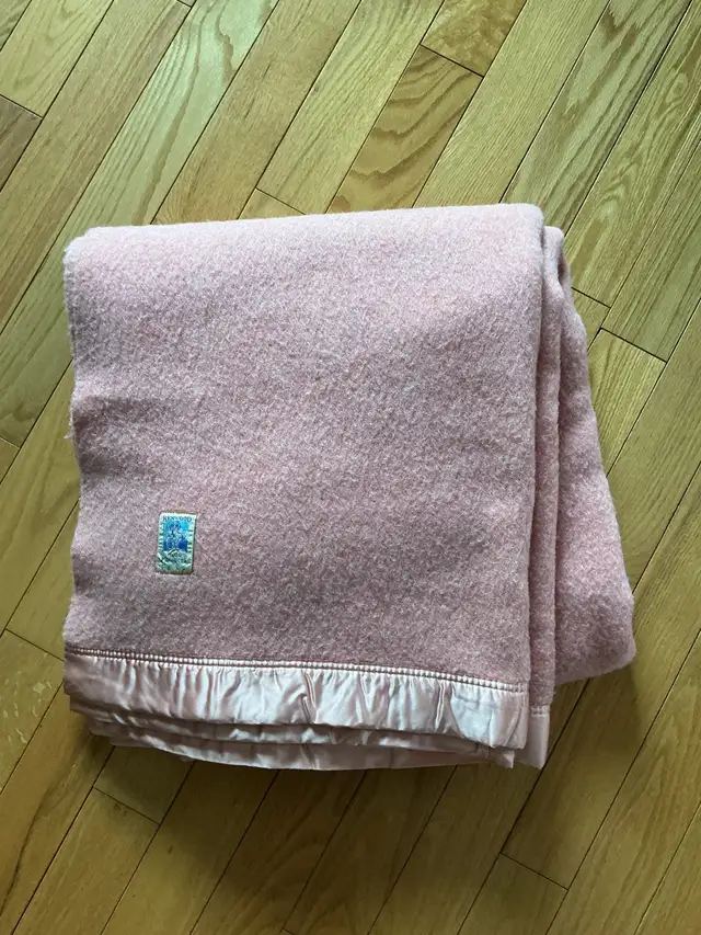 Vintage Kenwood Dusty Rose 100% Wool Blanket in Bedding in Ottawa - Image 2