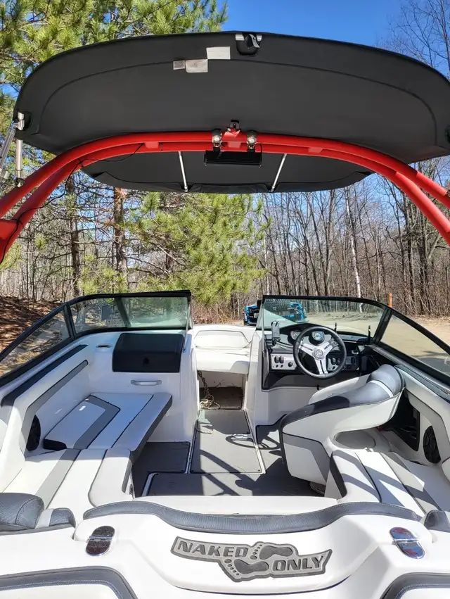 Yamaha AR195 Wakeboard Boat in Powerboats & Motorboats in Renfrew - Image 7