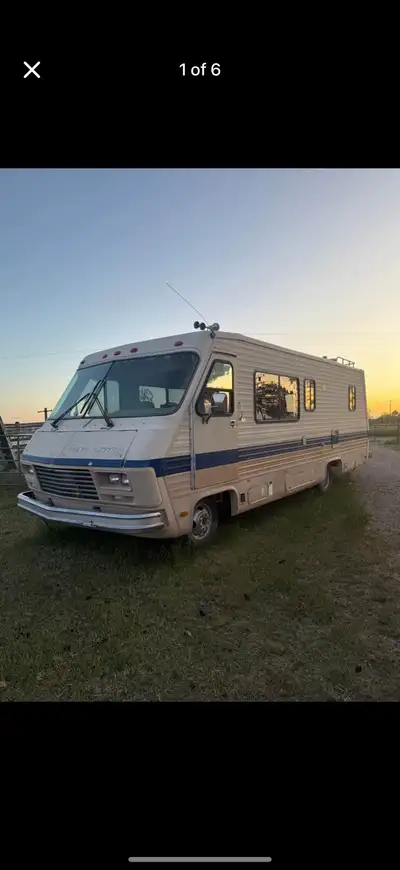 Pace Arrow Only 133,000km Runs and drives good! Kitchen, separate bed, nice audio system. Able live...