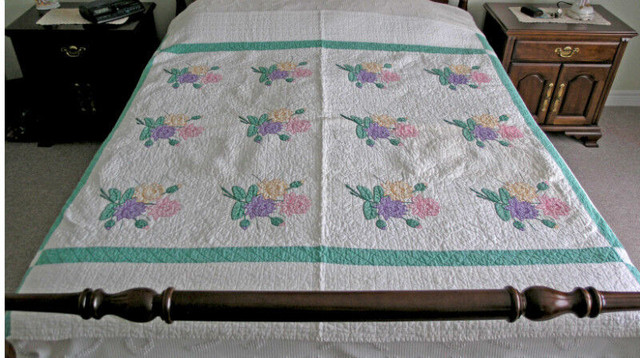 Hand Stitched and Hand Embroidered Cotton Blanket (Vintage) in Arts & Collectibles in Guelph - Image 4