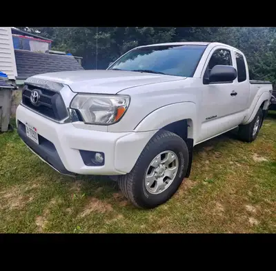 4x4 Automatic 211km 4 l v6 good on fuel No rust, solid truck TRD package lots of options New Michela...
