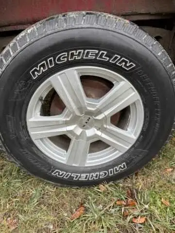 Michelin defenders on RTX rims. Still a good season left on the tires. Rims are in amazing condition...