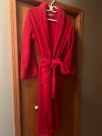 S/M ( generous fit ) bath robe . Fuzzy and warm but I have too many .