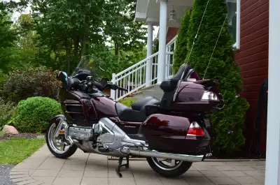 Si tu vois cette annonce, la moto est disponible, pas d'échange, prix ridicule rejeté. Moto comforta...