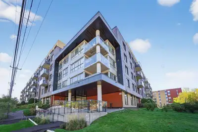 Condo moderne très bien situé à Lachine, construction 2012 en béton, très bien insonorisé avec certi...