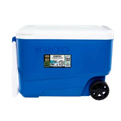 Keep your drinks and snacks cold with this Igloo wheeled cooler, offering 38 quarts (36 litres) of s...