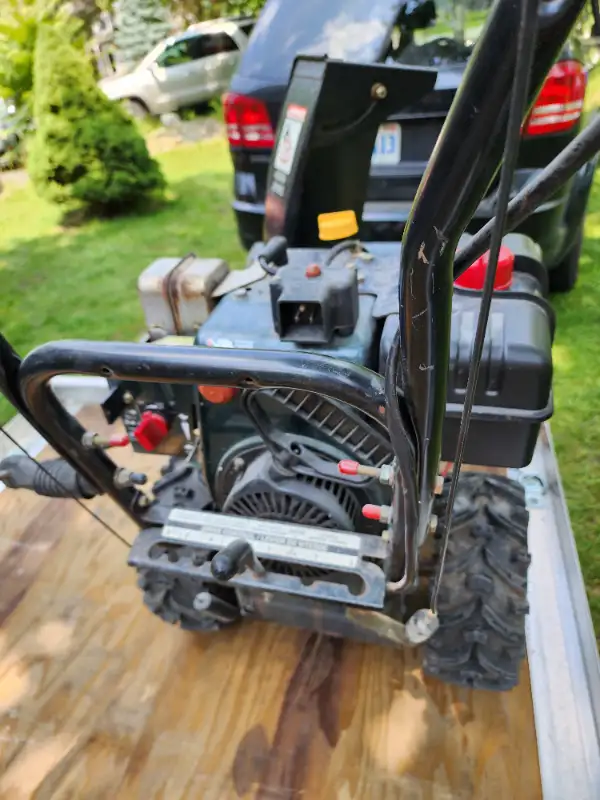 Gas Snow Blower Tecumseh Engine Electric & Pull Start New Tires in Snowblowers in Windsor Region - Image 7
