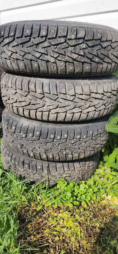 Pneus hiver nokian nordman 7 175/70R14 Un hiver usure seulement. Pneus cloutés tres agresssif dans l...