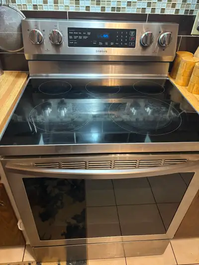 Je vends ma cuisinière électrique Samsung, achetée neuve chez Best Buy en 2021 au prix de 1000 $. ✔️...