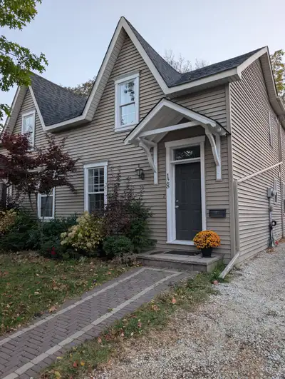 128 Main Street South, Georgetown 3 bedrooms, 1.5 bathrooms Private backyard In-suite laundry 2 park...